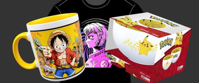 Eine Tasse mit einer Anime-Figur aus One Piece, ein T-Shirt mit einem lila Design im Anime-Stil und eine Pokémon-Tasse in einer Schachtel mit Pikachu-Motiv.