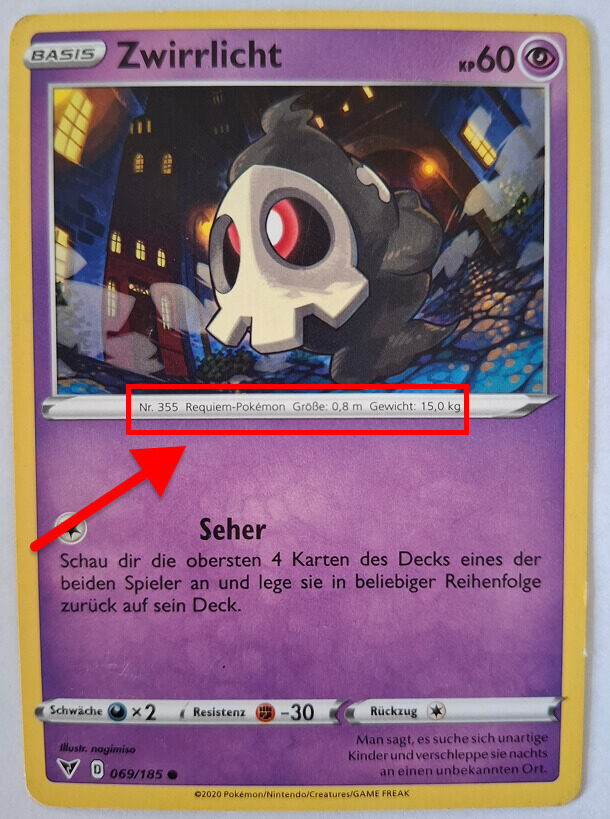 Pokémon-Karte von Zwirrlicht mit 60 KP. Eine rote Markierung hebt die Pokédex-Informationen hervor, die die Größe und das Gewicht des Pokémon angeben.