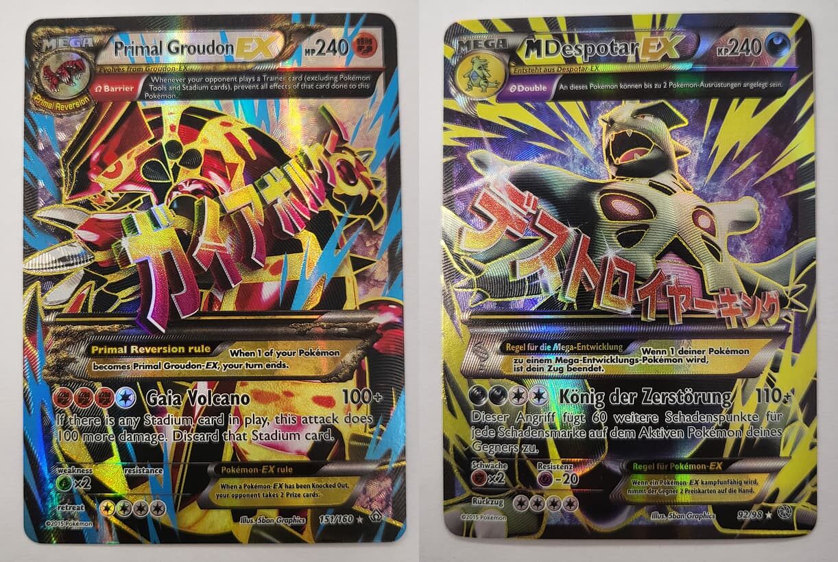 Zwei Mega-Pokémon-EX-Karten nebeneinander: Links Primal Groudon EX mit 240 KP, einem rot-gelben Design mit japanischen Schriftzeichen und der Attacke ‚Gaia Volcano‘. Rechts Mega-Despotar EX mit 240 KP, einem dunkel-gelben Design mit Blitz-Effekten und der Attacke ‚König der Zerstörung‘. Beide Karten haben ein holografisches Finish und gehören zur Mega-Entwicklung der Pokémon-EX-Kategorie.