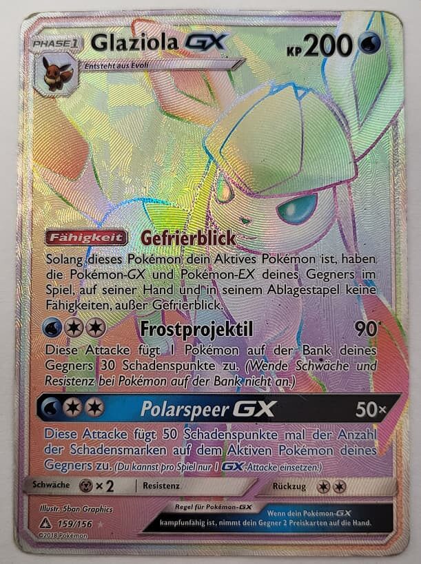 Holografische Pokémon-GX-Karte von Glaziola GX mit 200 KP. Die Karte zeigt das eisblaue Pokémon mit schimmerndem Regenbogen-Effekt. Sie enthält die Fähigkeit ‚Gefrierblick‘ sowie die Attacken ‚Frostprojektile‘ und ‚Polarspeer GX‘. Glaziola GX gehört zur Pokémon-GX-Kategorie und hat eine Regel, die dem Gegner zwei Preiskarten gibt, wenn es kampfunfähig wird.