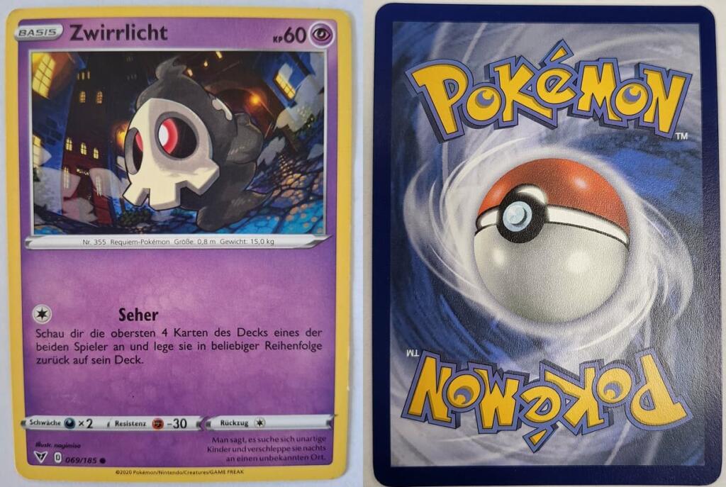 Zwei Pokémon-Karten nebeneinander: Links die Vorderseite einer Zwirrlicht-Karte mit 60 KP, einem lila Hintergrund und der Attacke ‚Seher‘. Rechts die Rückseite einer Pokémon-Karte mit dem bekannten blauen Design und einem zentralen Pokéball. Die Rückseite zeigt das Standard-Design der Pokémon-Sammelkarten.