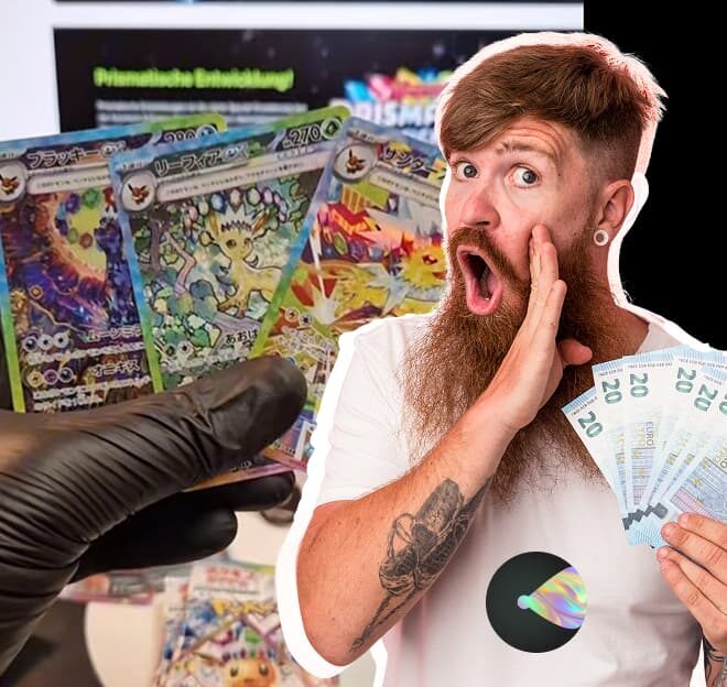 Pokémon-Karten-Wert: Eine Hand mit schwarzem Handschuh hält drei seltene, japanische Pokémon-Sammelkarten vor einem Bildschirm mit einer Pokémon-Webseite. Daneben ein überraschter Mann mit Bart, der mehrere 20-Euro-Scheine hält, was auf den hohen Wert der Karten hinweist.