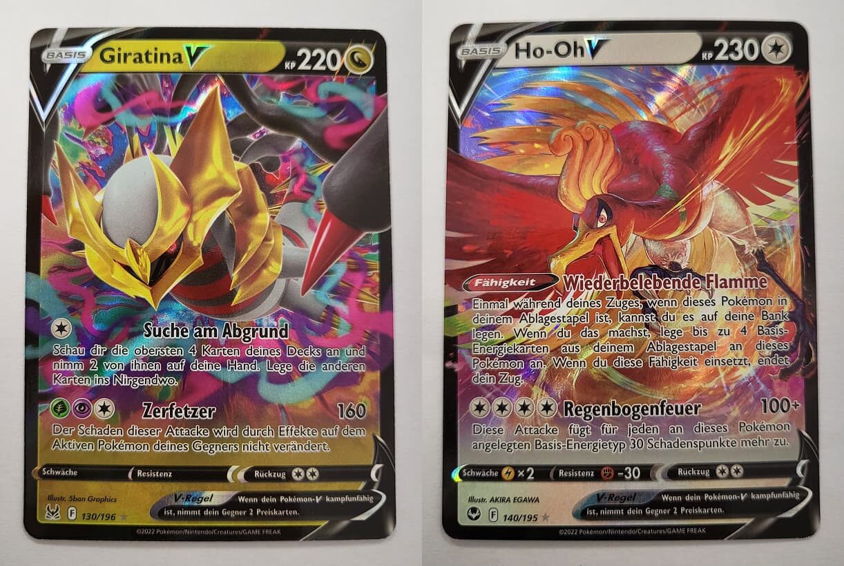 Zwei Pokémon-V-Karten nebeneinander: Links Giratina V mit 220 KP, einem dunklen, goldfarbenen Design und der Attacke ‚Zerfetzer‘. Rechts Ho-Oh V mit 230 KP, einem feurig-schillernden Design und der Fähigkeit ‚Wiederbelebende Flamme‘. Beide Karten haben ein holografisches Finish und gehören zur Kategorie der Pokémon-V-Karten.