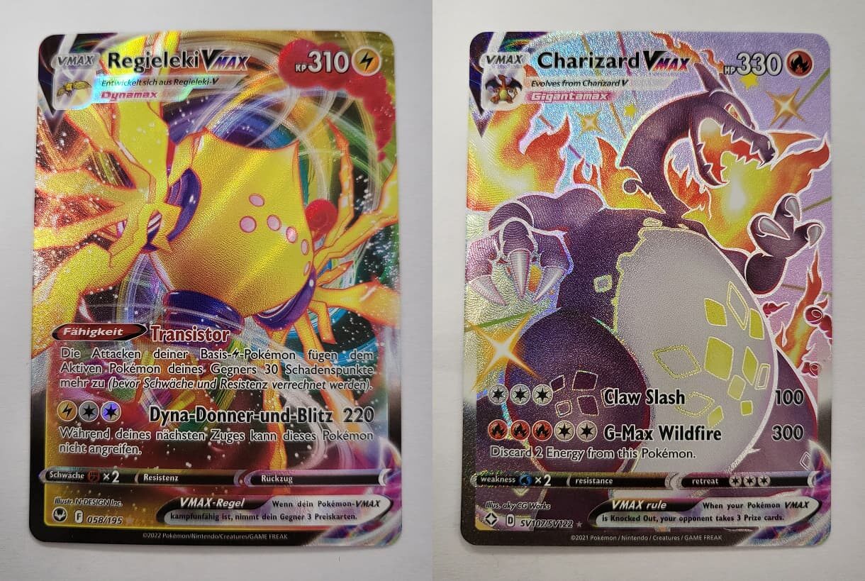 Zwei Pokémon-VMAX-Karten nebeneinander: Links Regieleki VMAX mit 310 KP, einem strahlend gelben Elektro-Design und der Fähigkeit ‚Transistor‘. Rechts Charizard VMAX mit 330 KP, einem feurig-glühenden Design und den Attacken ‚Claw Slash‘ sowie ‚G-Max Wildfire‘. Beide Karten sind holografisch und gehören zur VMAX-Kategorie.