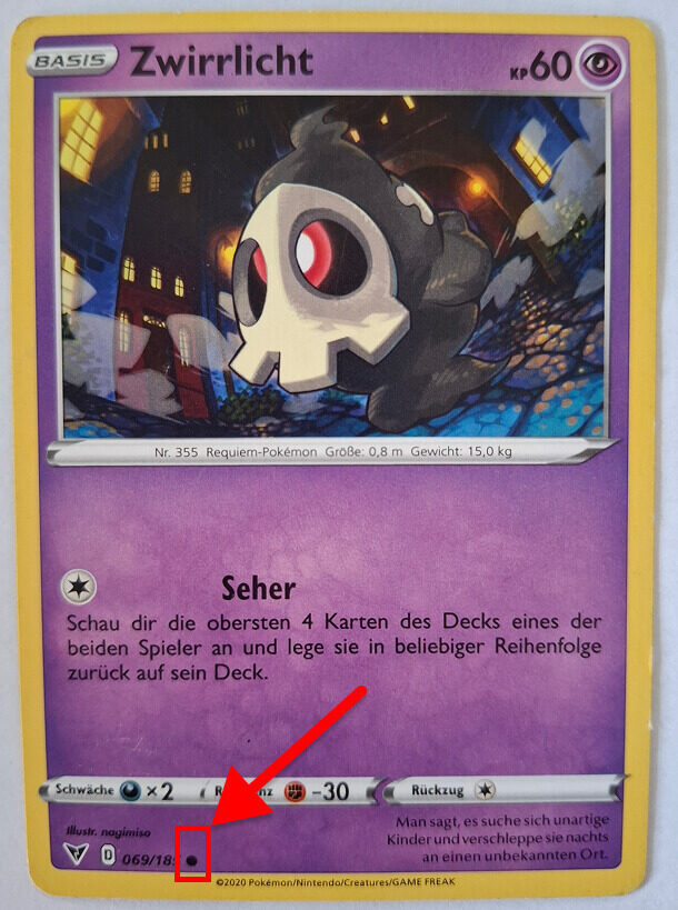 Pokémon-Karte von Zwirrlicht mit 60 KP. Eine rote Markierung hebt das Raritätssymbol unten links auf der Karte hervor, das die Seltenheit der Karte angibt.