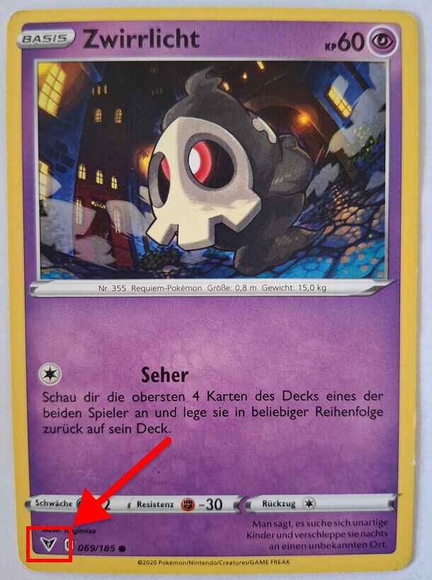 Pokémon-Karte von Zwirrlicht mit 60 KP. Eine rote Markierung hebt das Setsymbol unten links auf der Karte hervor, das die Zugehörigkeit zu einem bestimmten Erweiterungsset anzeigt.
