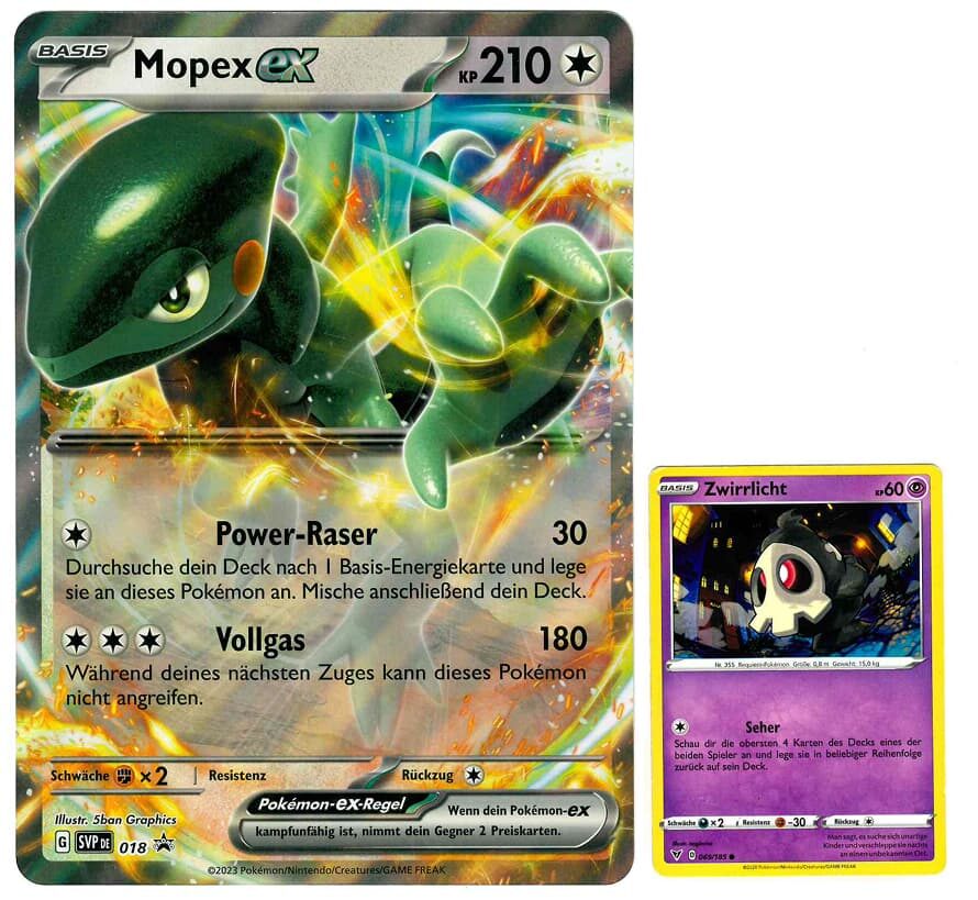 XXL-Pokémon-Karte von Mopex ex mit 210 KP neben einer regulären Zwirrlicht-Karte mit 60 KP zum Größenvergleich. Die Mopex-Karte hat ein dynamisches, funkelndes Design mit goldenen Energieeffekten und enthält die Attacken „Power-Raser“ und „Vollgas“. Die kleinere Zwirrlicht-Karte zeigt das Geist-Pokémon vor einer dunklen Stadtlandschaft.